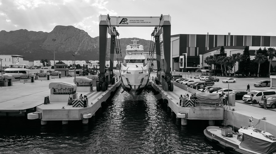 Familia yacht exterior 21