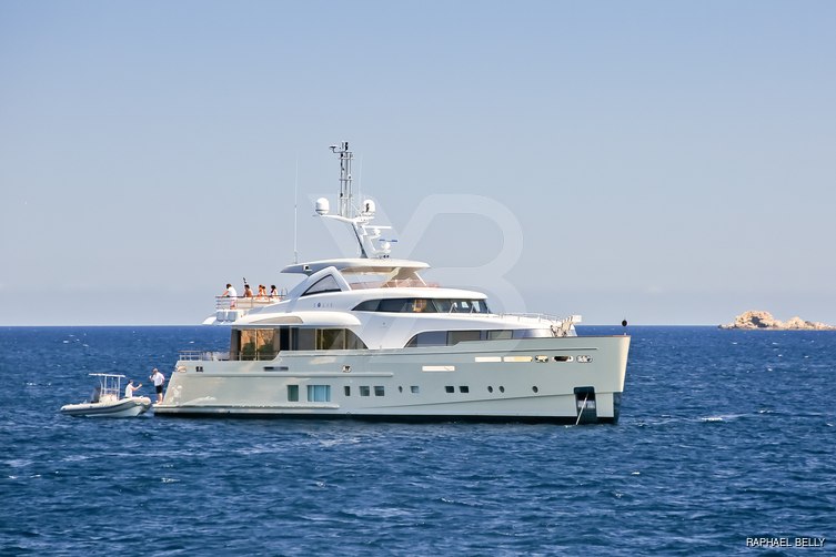 Solis yacht exterior 3