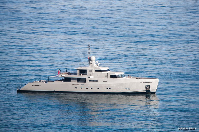 Cyclone yacht exterior 2