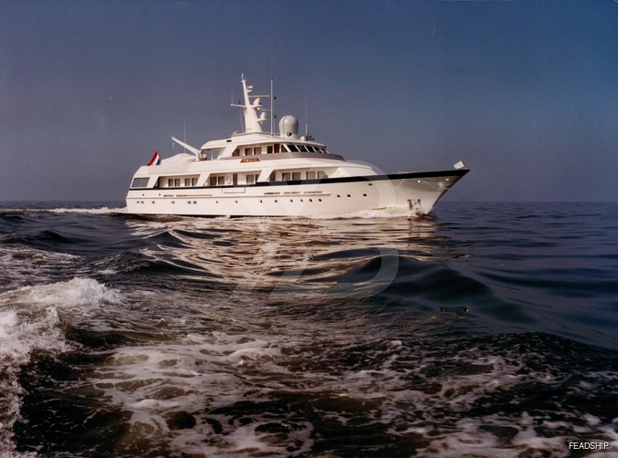 Synthesis 66 yacht exterior 4