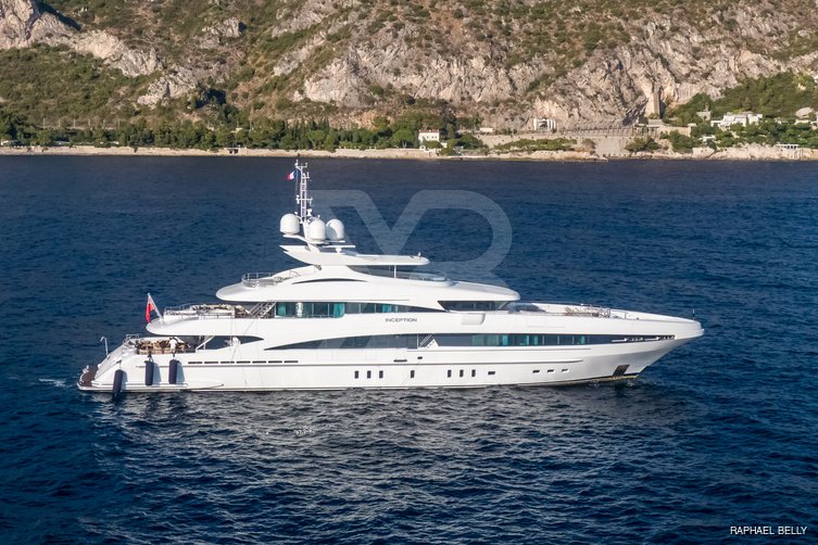 R Juniors yacht exterior 12