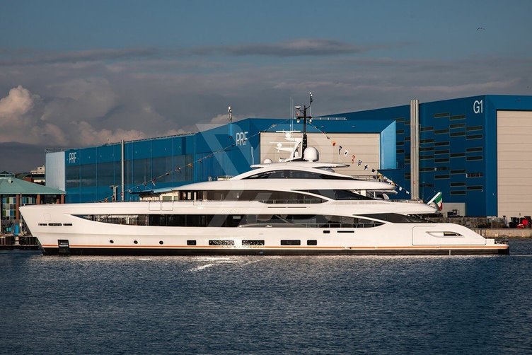 Xwave yacht exterior 2