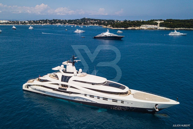 AV yacht exterior 24