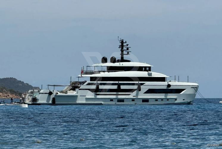 Hali yacht exterior 4