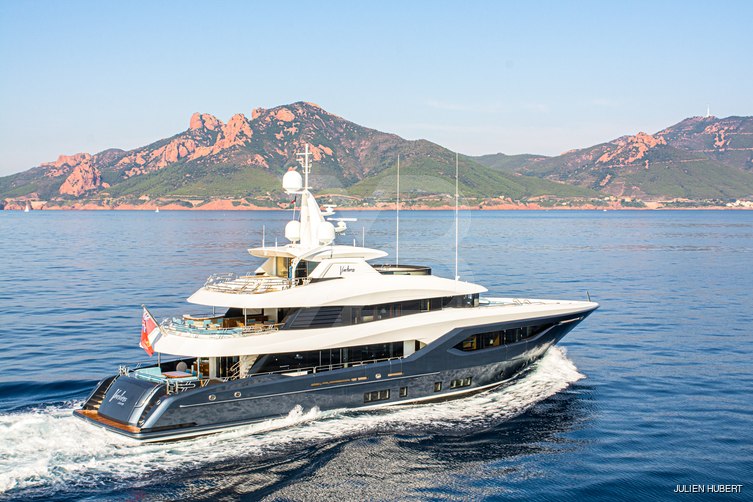 Viatoris yacht exterior 4