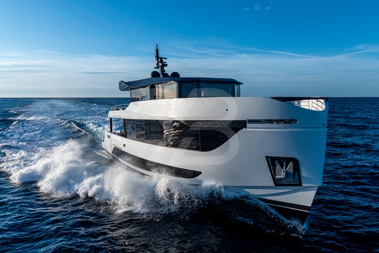Gora yacht exterior 2