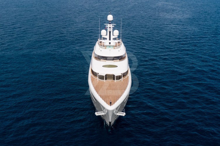 Alvia yacht exterior 3