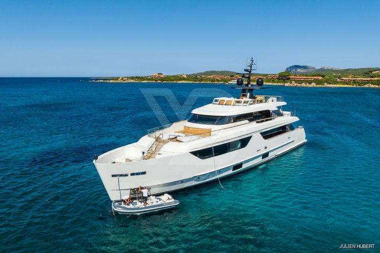 Penta yacht exterior 7