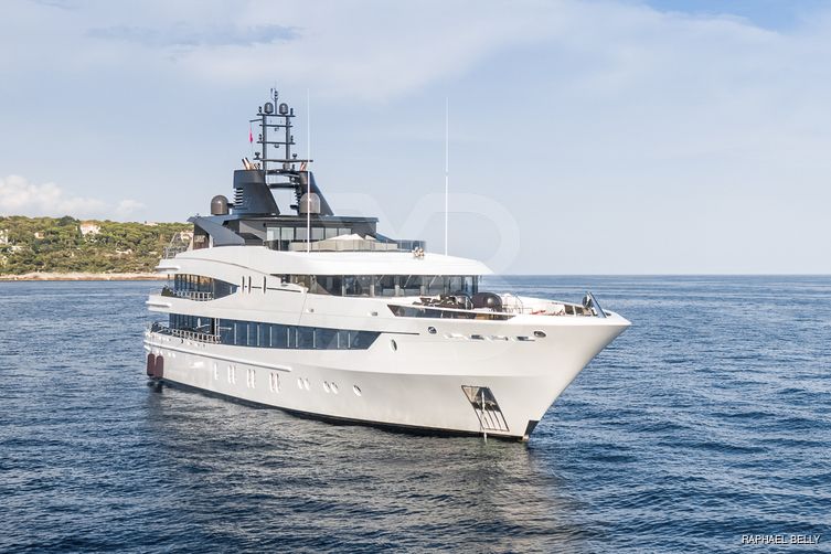 AHS yacht exterior 27