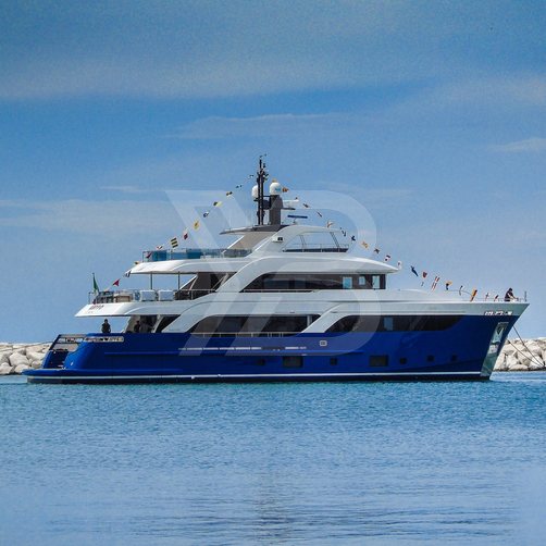 Gatto yacht exterior 5