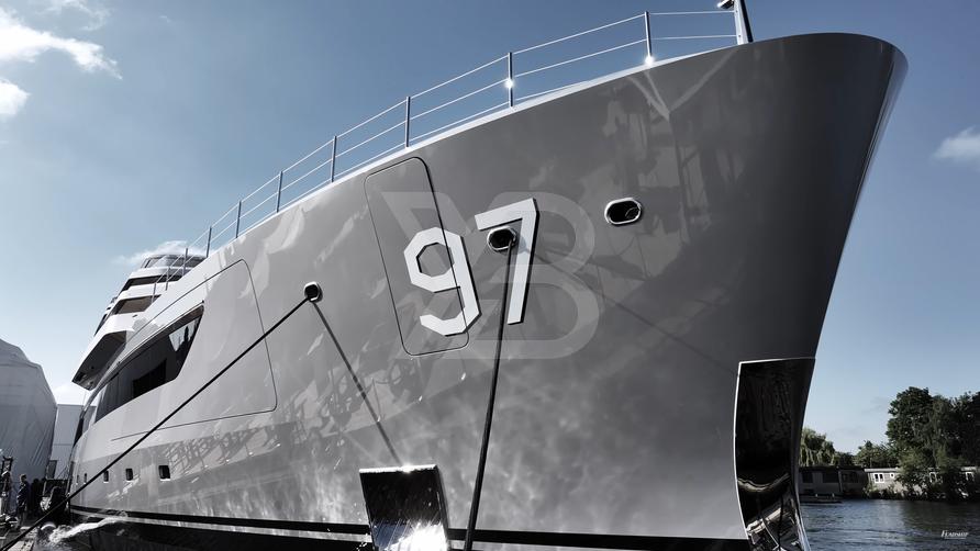 Valor yacht exterior 11