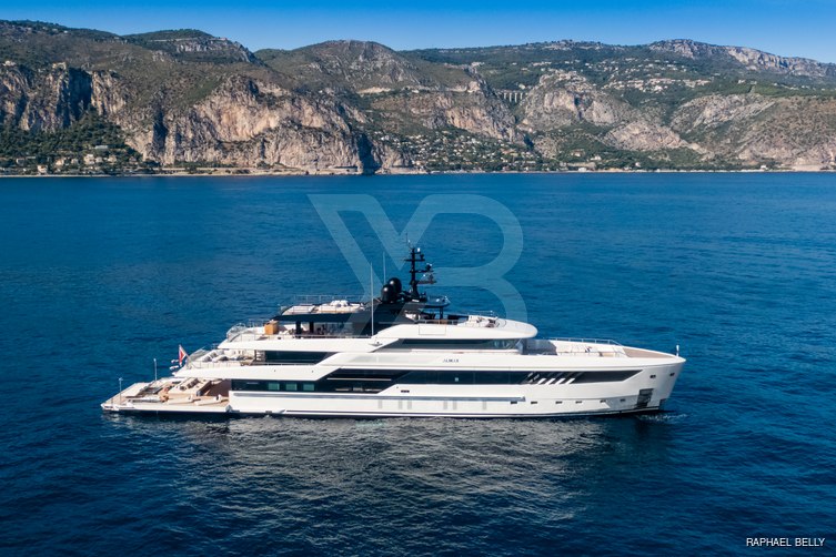 Contigo yacht exterior 25