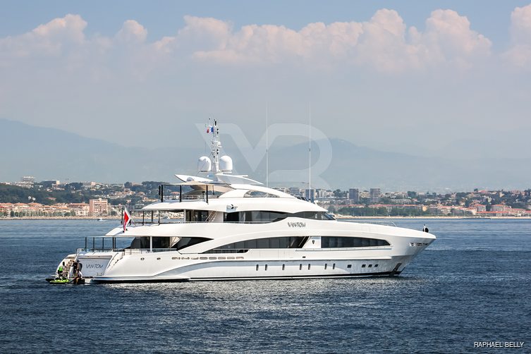 L'Oursin yacht exterior 2