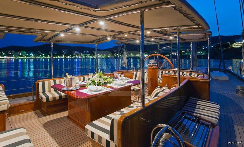 Gweilo yacht interior 4