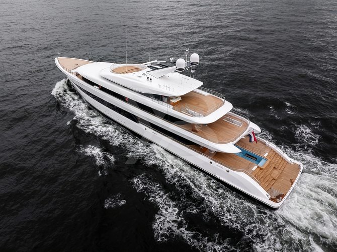 Stella M yacht exterior 21