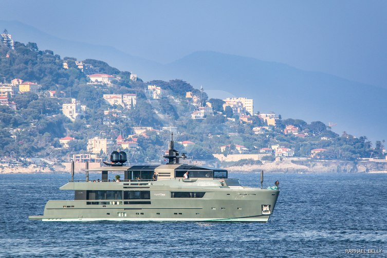 Toy yacht exterior 10