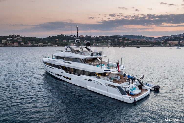 Lee yacht exterior 9