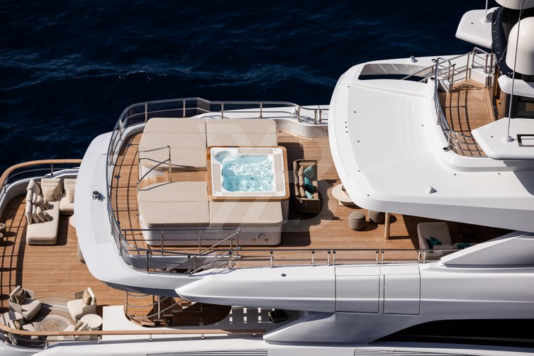 Artisan yacht exterior 4