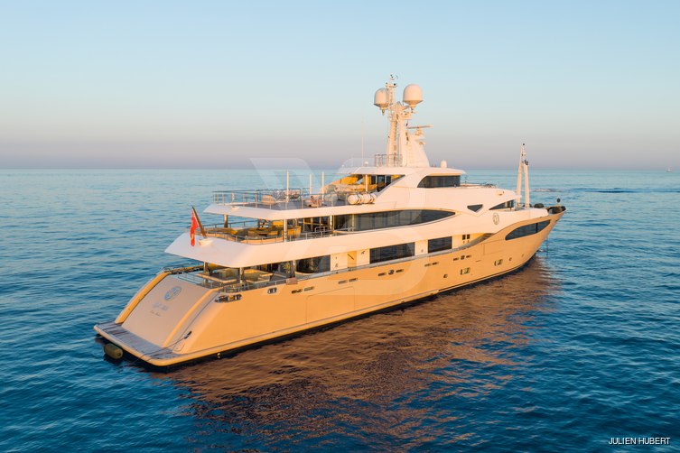 Light Holic yacht exterior 14