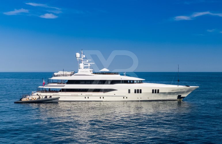 Carpe Diem yacht exterior 2