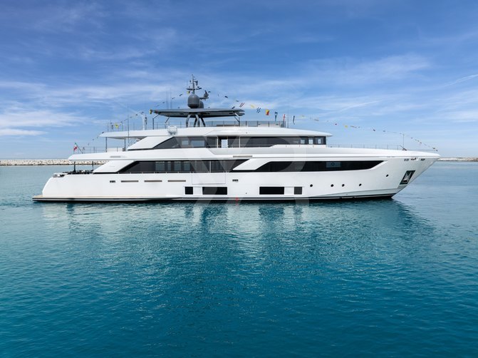 Albus yacht exterior 4