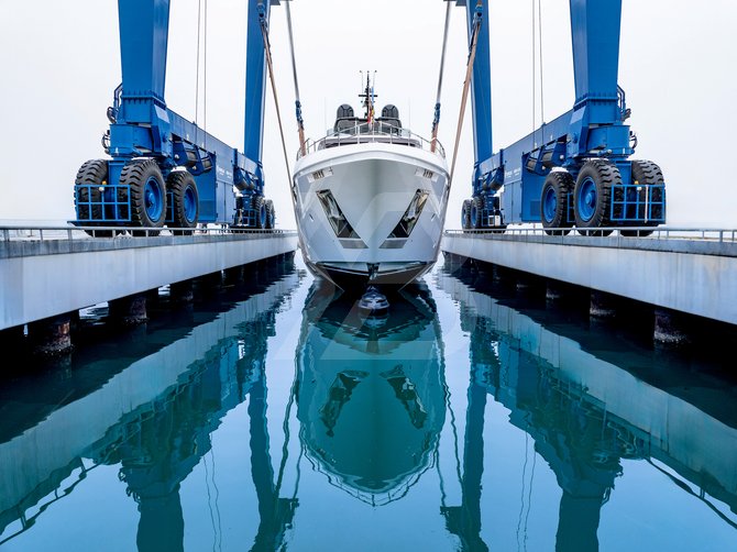 Custom Line 33/34 yacht exterior 7