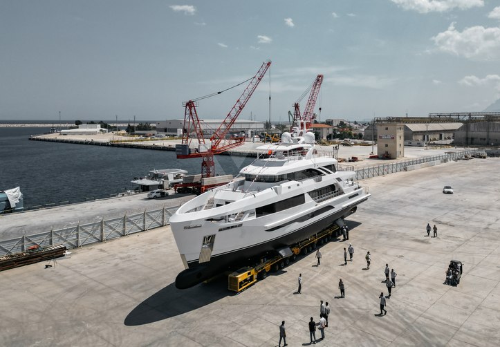 Familia yacht exterior 5