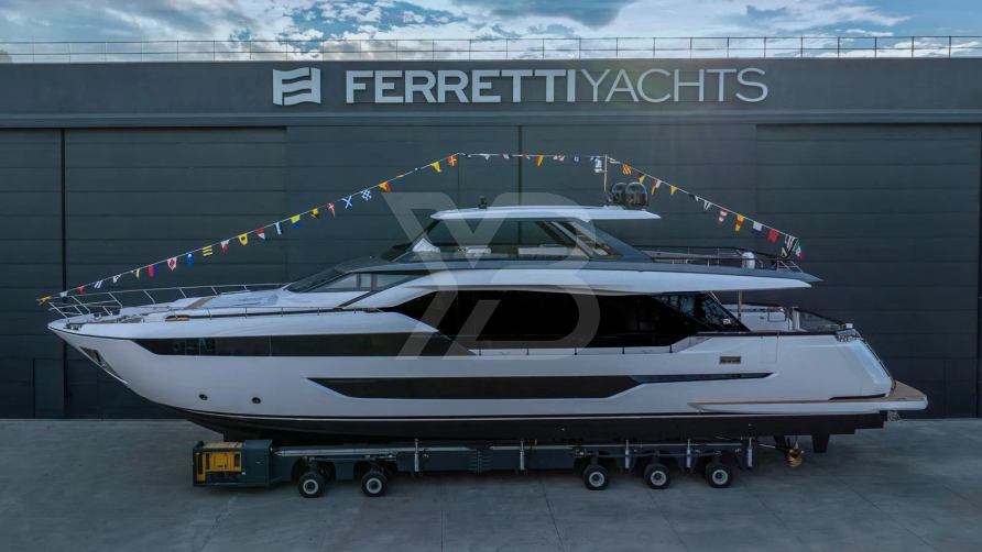 REV yacht exterior 23