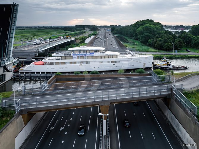Les Cinq yacht exterior 24