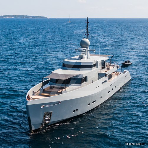 Cyclone yacht exterior 13