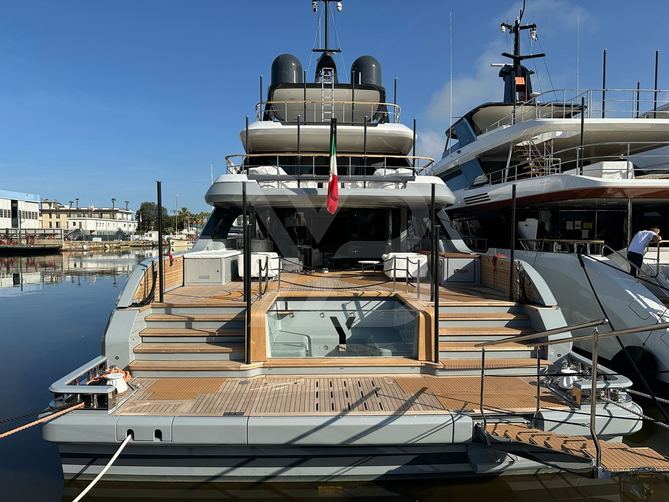 Y yacht exterior 6