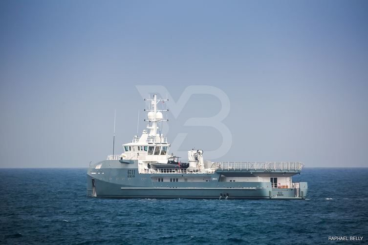 Kalm yacht exterior 4