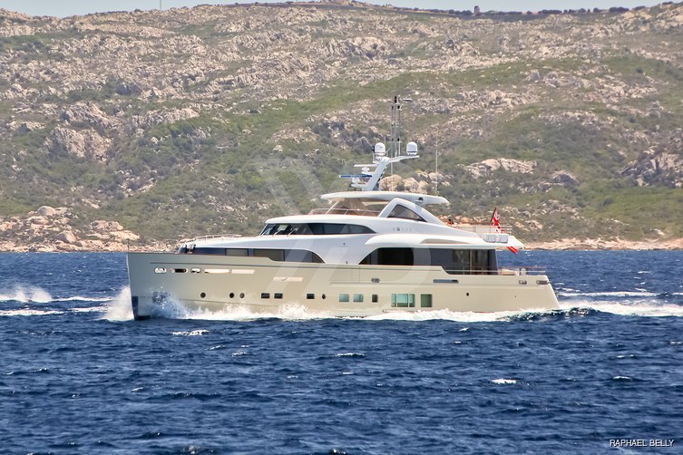 Solis yacht exterior 2