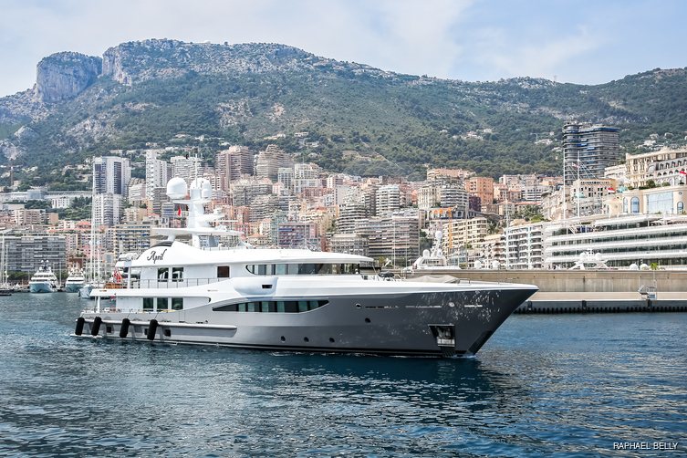 Lind yacht exterior 3