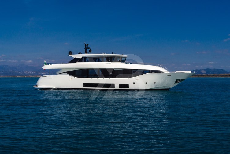 Zout yacht exterior 2