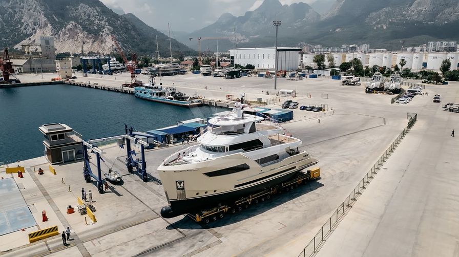 Andromeda yacht exterior 3