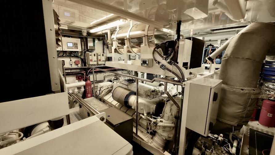 Survivor 2 yacht interior 24