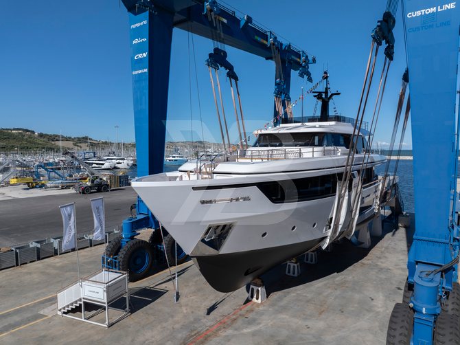 Claire de Lune yacht exterior 2