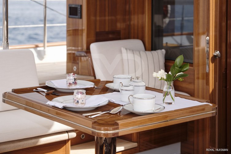 Apsara yacht interior 15