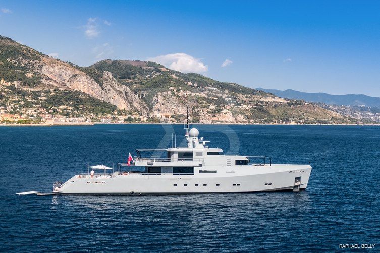 Cyclone yacht exterior 10