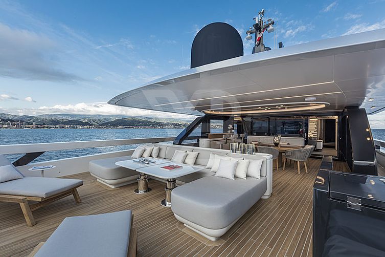 L.A.U.L. yacht exterior 3