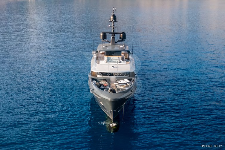 Amo yacht exterior 4