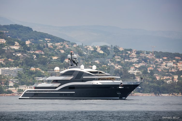 Dar yacht exterior 28