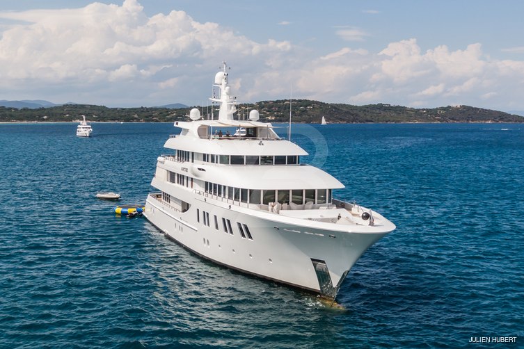 Invictus yacht exterior 14