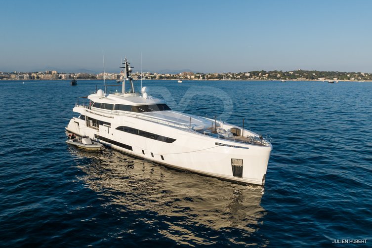 Timeless yacht exterior 27
