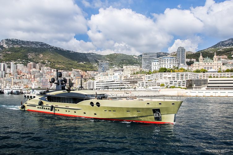 DB9 yacht exterior 12