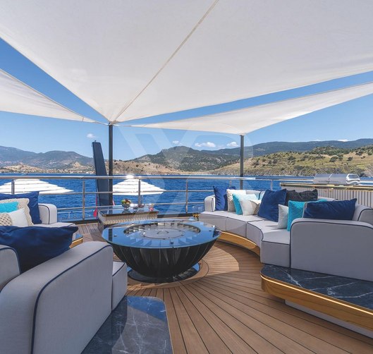 Leona yacht exterior 83