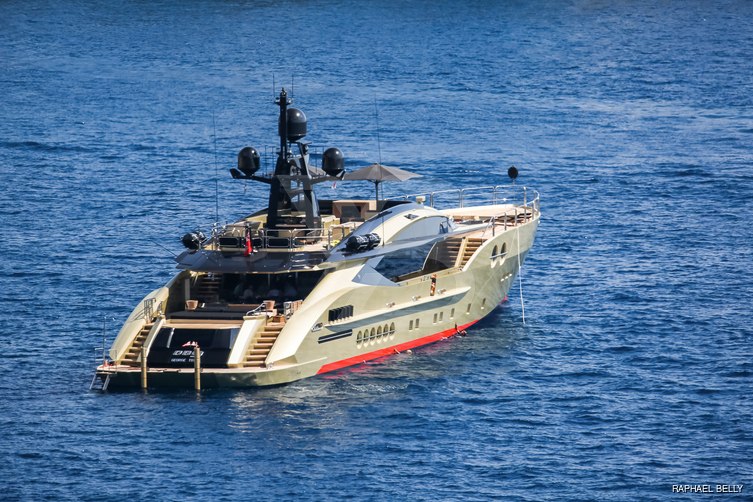 DB9 yacht exterior 4