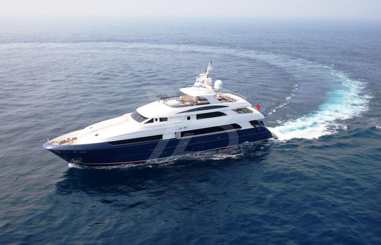 Kajak yacht exterior 2