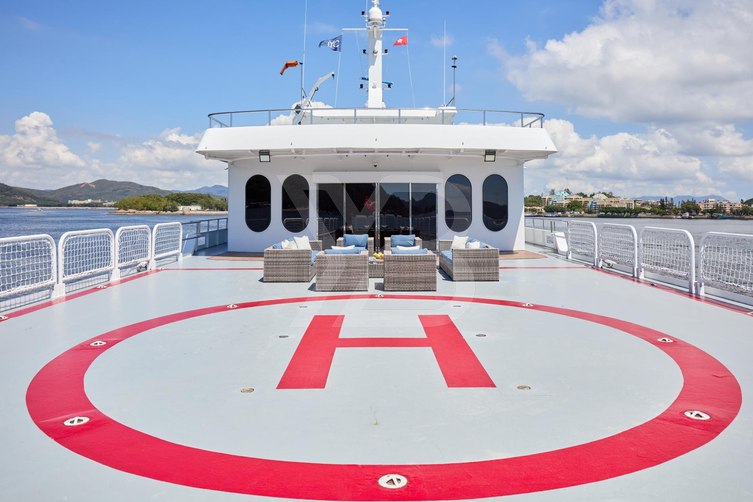 Global yacht exterior 6